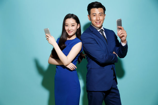 拿着手机的青年商务人士图片下载