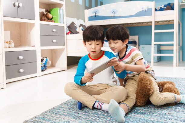 两个男孩在使用平板电脑图片下载