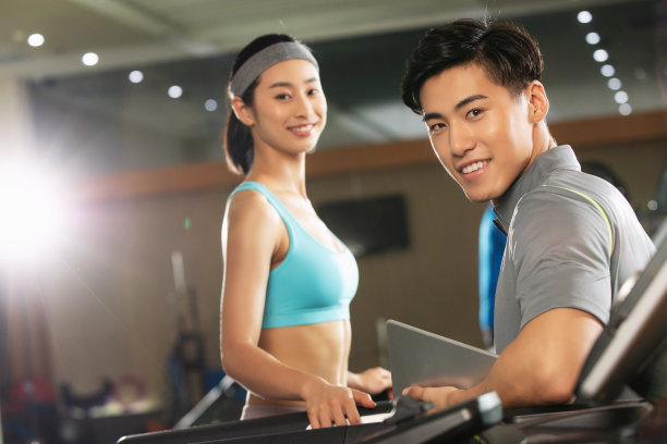 健身教练指导青年女人健身图片下载