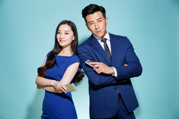 拿着手机的青年商务人士图片下载