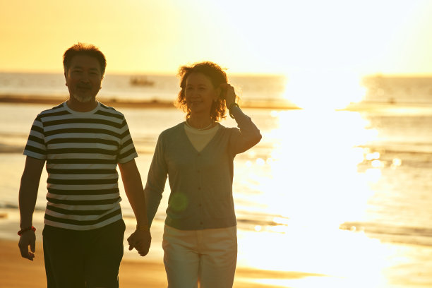 老年夫妇在海边散步图片下载