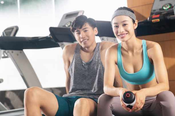 青年人在健身房里健身图片下载