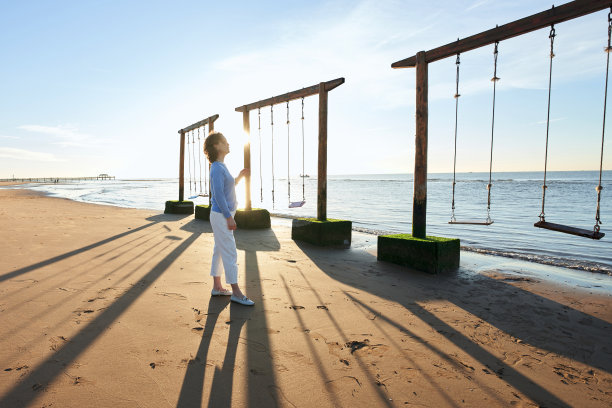 老年人在海边散步图片下载