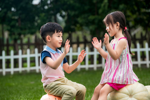东方儿童玩耍图片下载