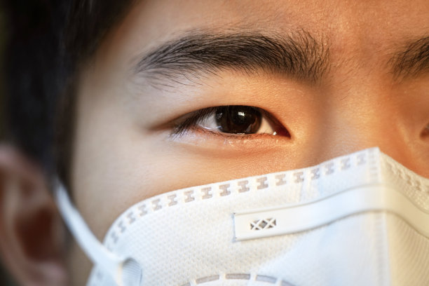戴口罩的男孩肖像特写图片下载
