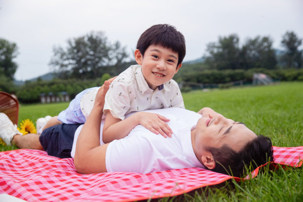 快乐的父子在草地上玩耍图片下载