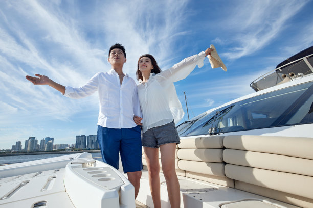 浪漫的青年夫妇乘坐游艇出海图片下载