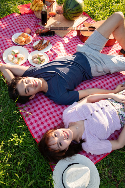 躺在草地上的幸福情侣图片下载