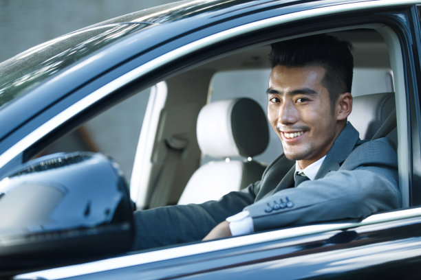 青年男人开车图片下载