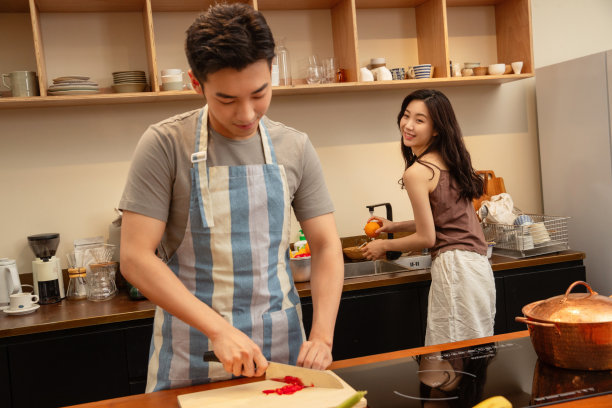 青年夫妇在家做饭图片下载