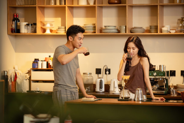 青年夫妇在家冲咖啡图片下载