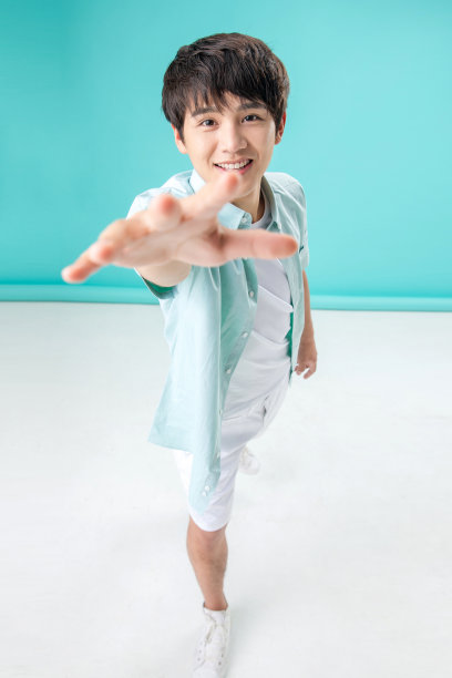 伸手抓的活力男青年图片下载