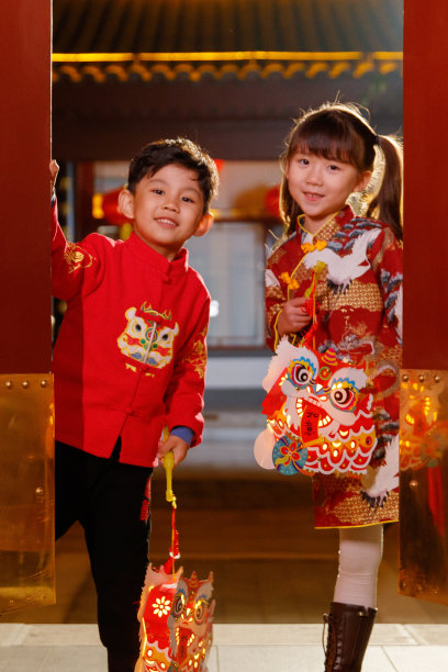 欢乐的男孩女孩庆祝新春图片下载