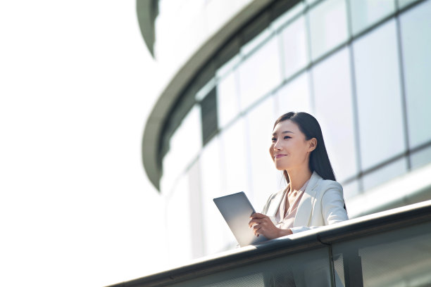 使用平板电脑的商务女性图片下载