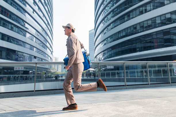 奔跑着送餐的年轻外卖员图片下载