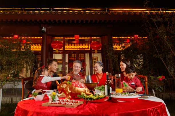 春节东方家庭在中式庭院内聚餐图片下载