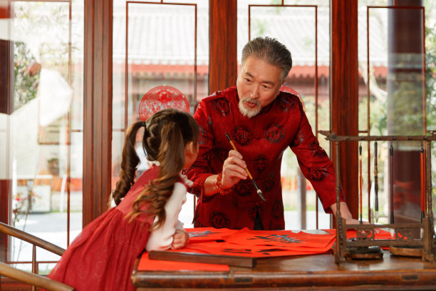 祖孙俩人一起写春联图片下载