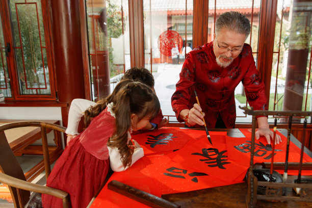 祖孙三人一起写春联素材图片