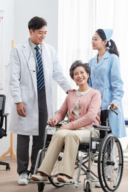 医生和老年患者交谈图片下载