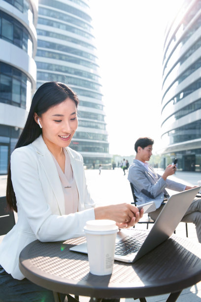 商务女士在室外工作图片下载