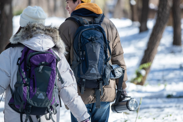 冬季年轻夫妇户外郊游背景图片下载