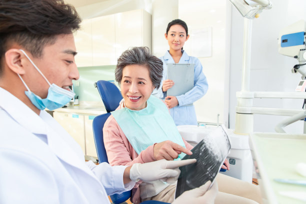 牙科医生给患者治疗图片下载