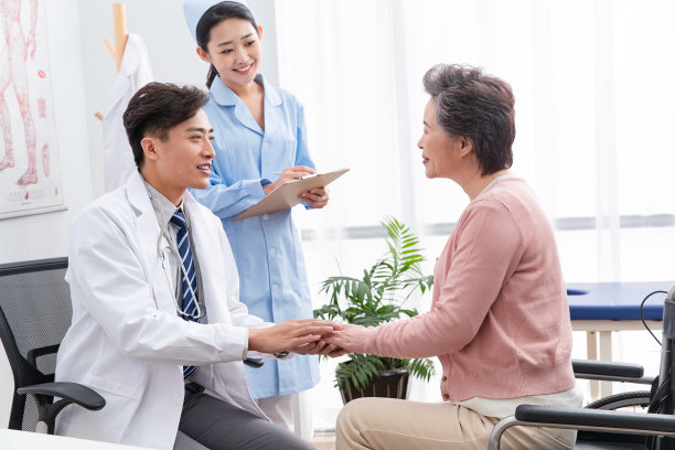医务工作者和老年患者交谈图片下载