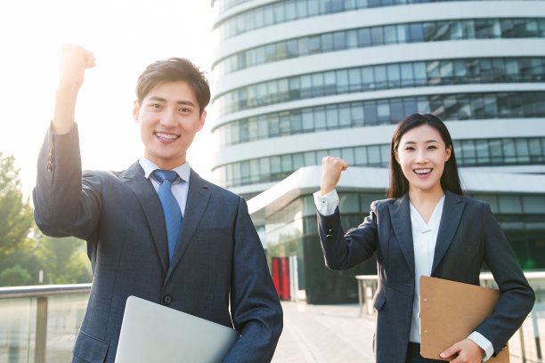 青年商务人士互相加油鼓励图片下载