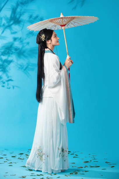 打着油纸伞的古风美女图片下载