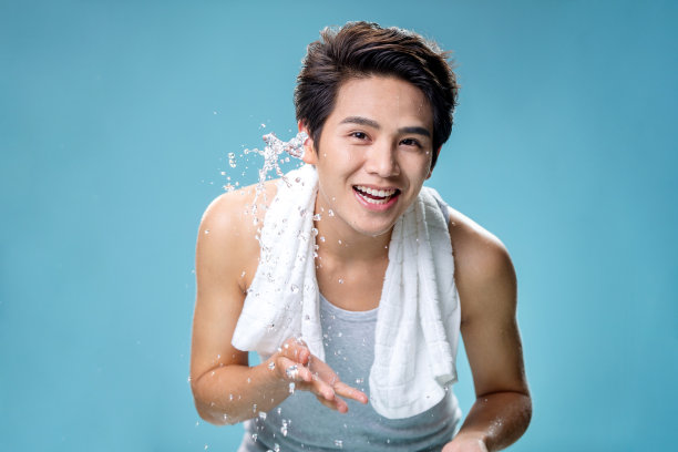 帅气的年轻男人洗脸图片下载