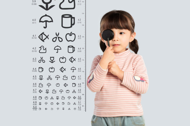 可爱的小女孩检查视力图片下载