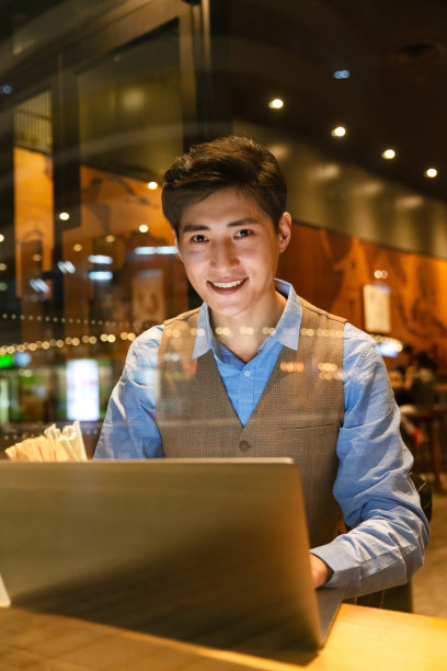 商务男士使用电脑图片下载