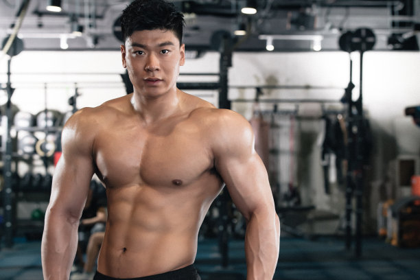 年轻男子在健身房休息图片下载