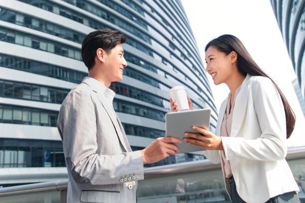 商务人士在户外讨论工作图片下载