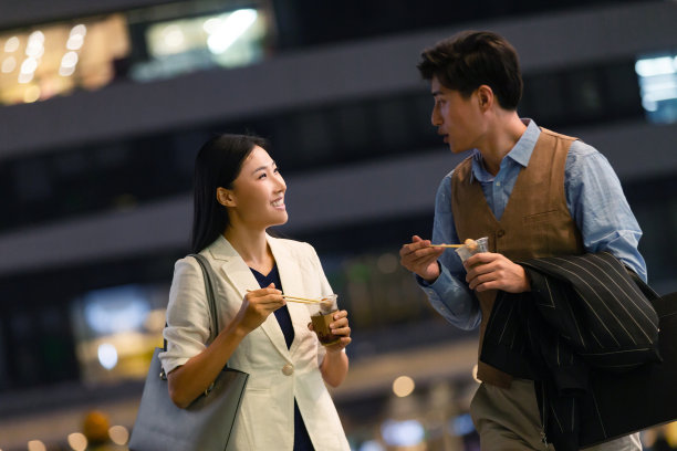 商务人士在户外吃东西图片下载