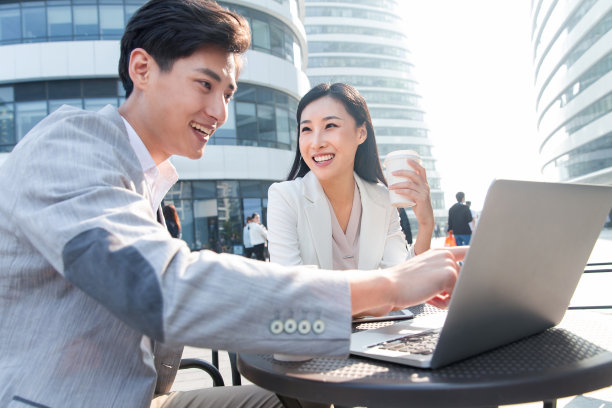 商务人士在户外讨论工作图片下载