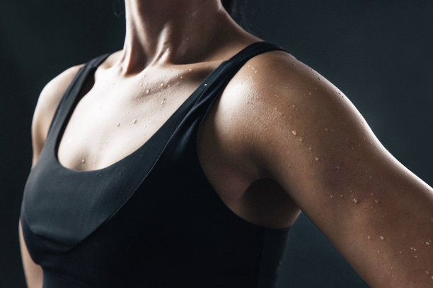 一个女健美运动员的局部特写图片下载