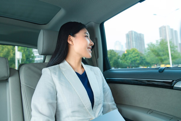 年轻女人坐在汽车里往外看图片下载