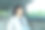 年轻女人坐在汽车里往外看图片下载