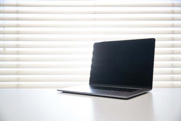 书桌上的笔记本电脑图片下载