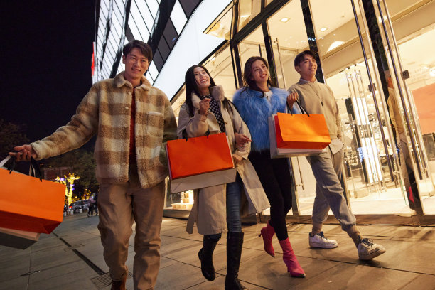 快乐的青年朋友逛街图片下载