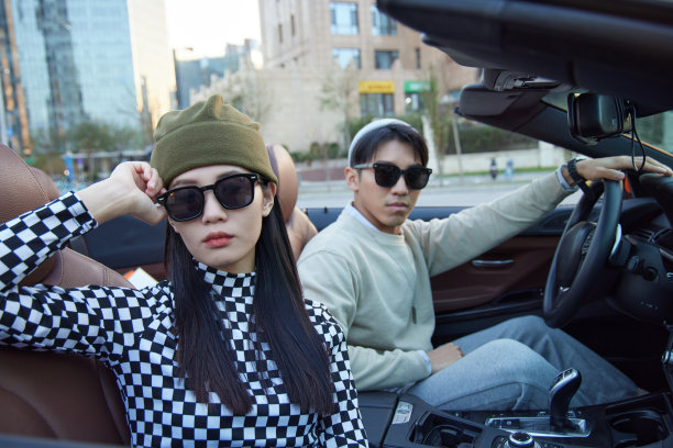 青年情侣驾驶跑车出行图片下载