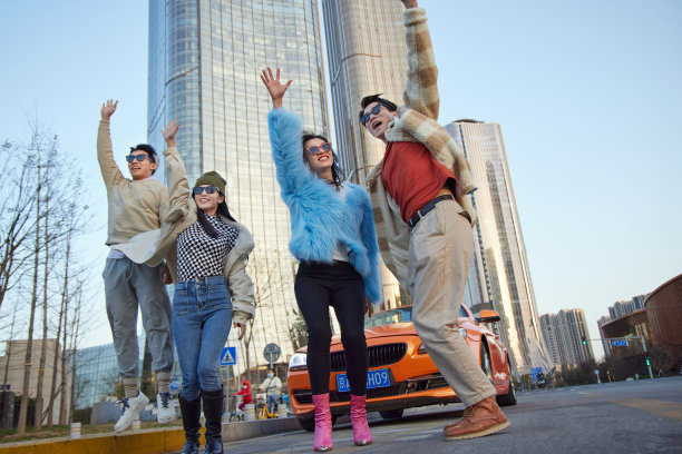 快乐的青年人欢呼跳跃图片下载