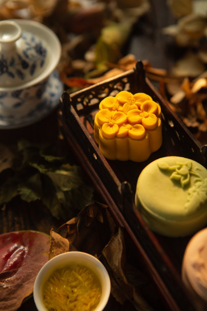 月饼与中式茶杯图片下载