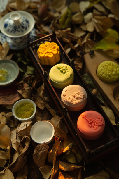 月饼与中式茶杯图片下载