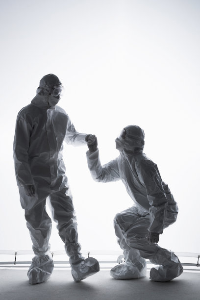 医生相互协助手牵手图片下载