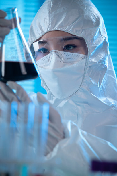 医务工作者做检测化验图片下载