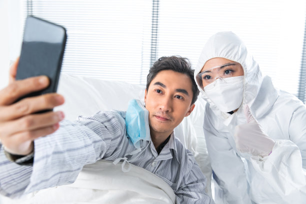 医生和患者一起看手机图片下载