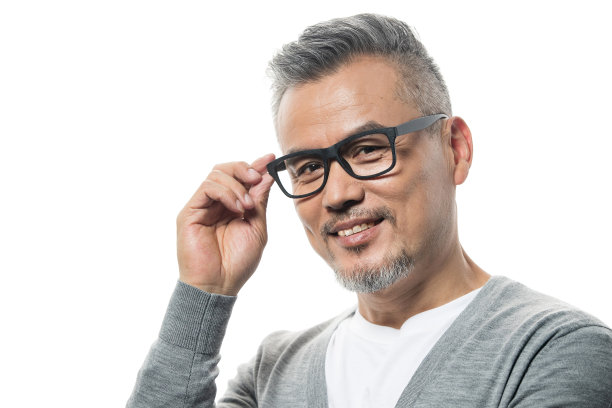 扶着眼镜的中老年男士肖像图片下载