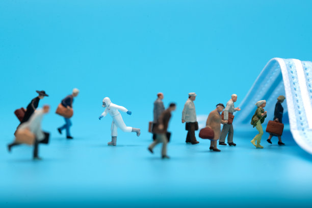 医务工作者和人群逆行图片下载